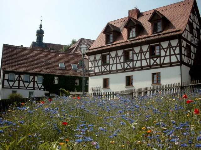 Weg zur Kirche mit Blumen