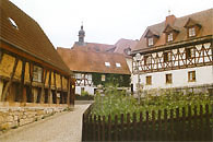 links: Lehm-Fachwerk-Scheune