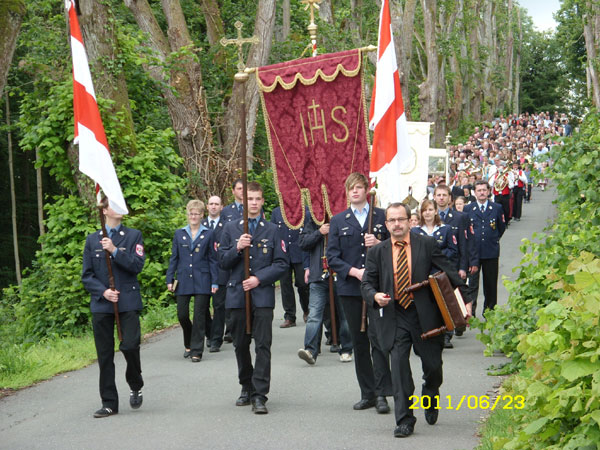 Prozession unter Linden