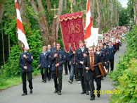 Prozession unter Linden