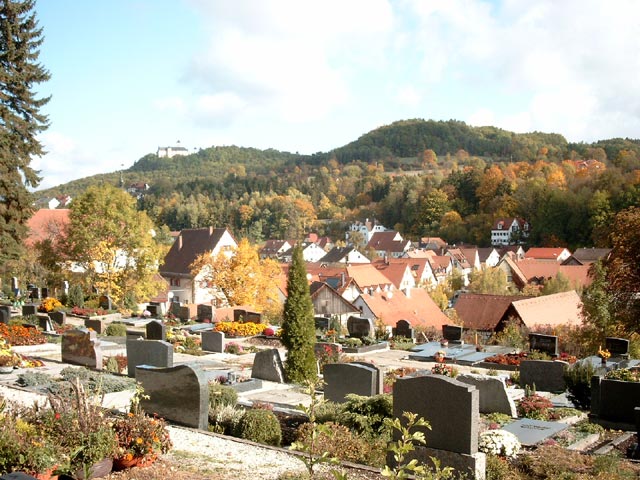 Friedhof mit Blick zum Schlo&szlig;