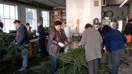 Helfer fertigen Girlanden